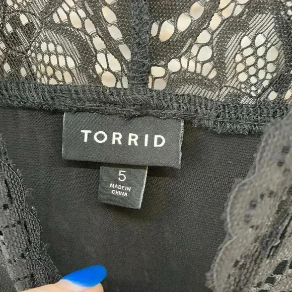 Torrid Women’s Studio Knit V-Neck‎ Black Lace Yoke Top Size 5 (30/32) - Picture 6 of 7